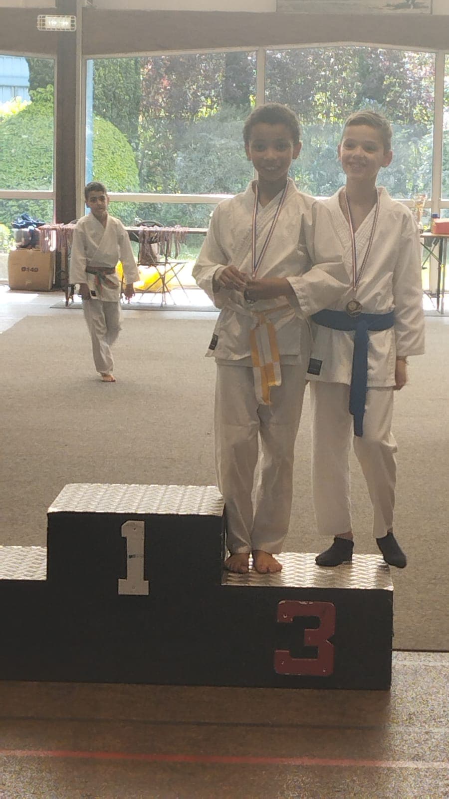 Jeunes compétiteurs devant le podium à Chilly-Mazarin