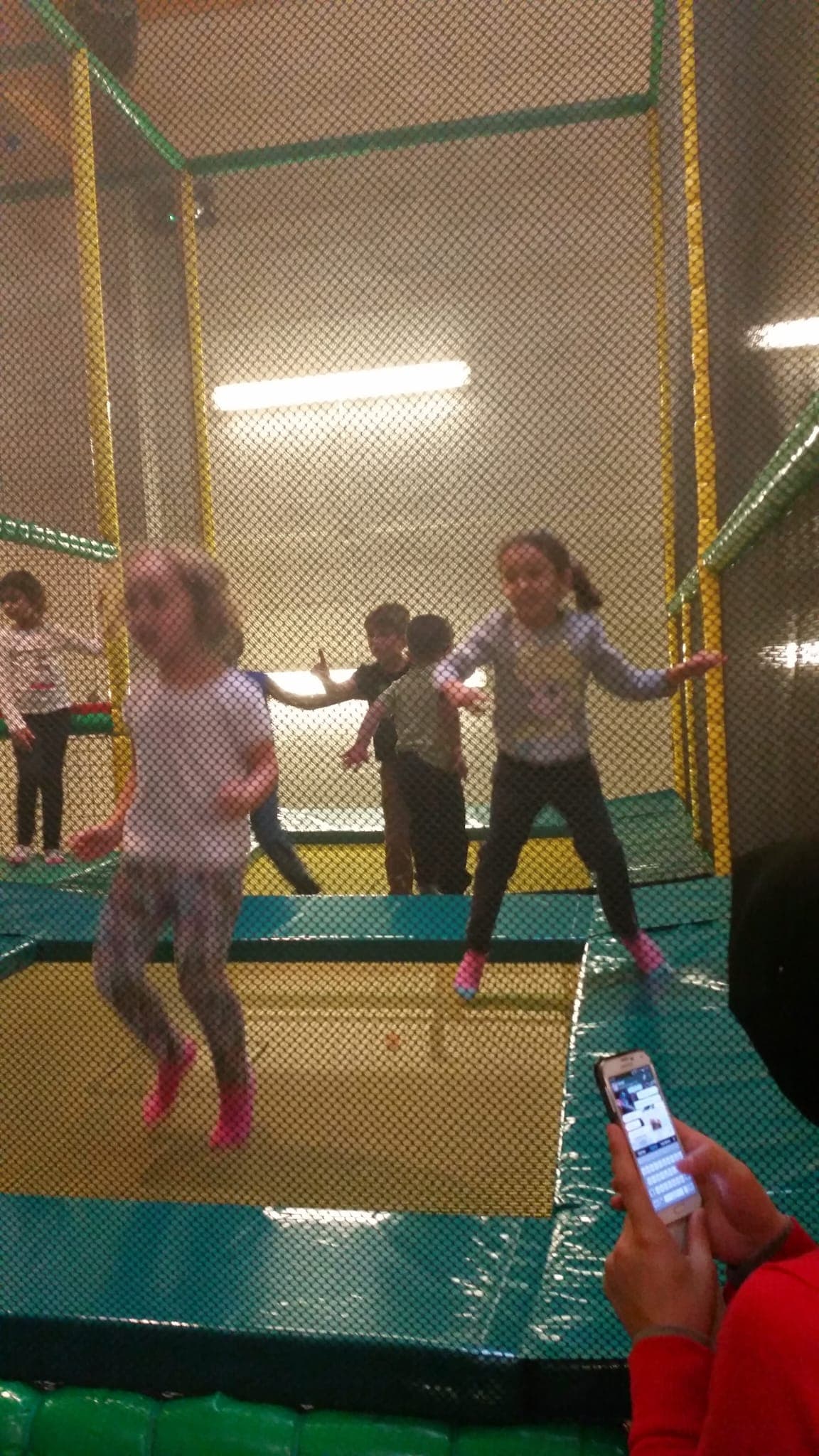Enfants en train de sauter pendant la sortie Jump